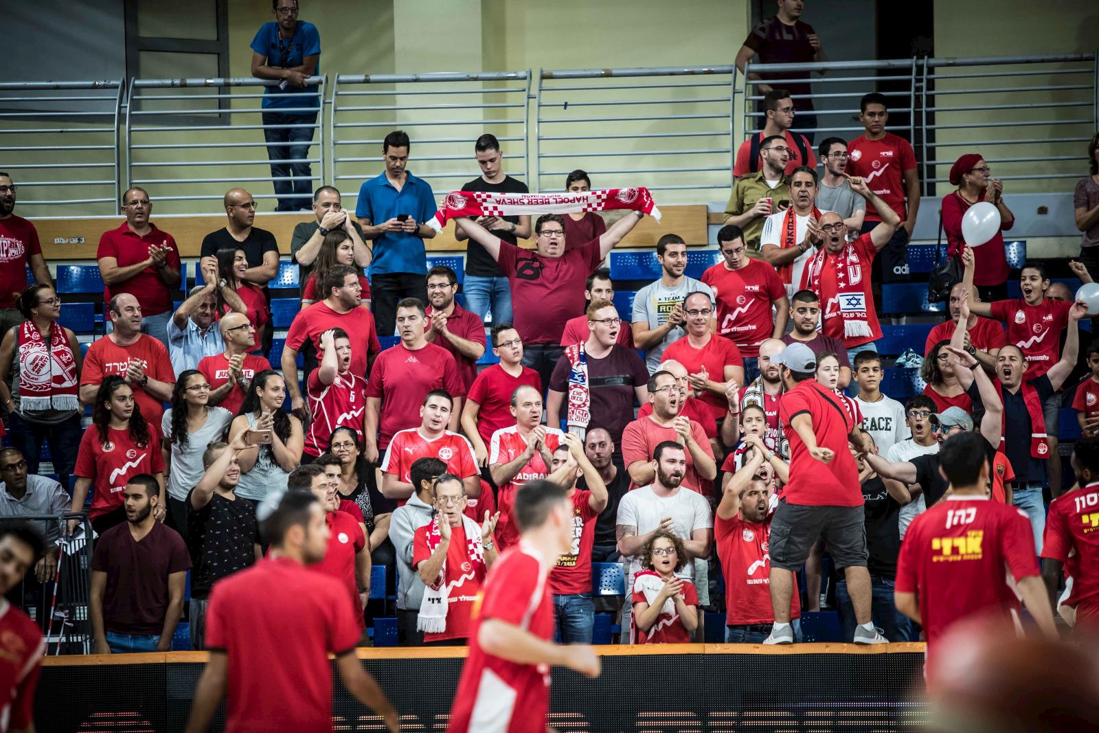 אוהדי הפועל באר שבע בבית מכבי בראשון לציון. עודדו יפה (צילום: עודד קרני, באדיבות מנהלת הליגה)